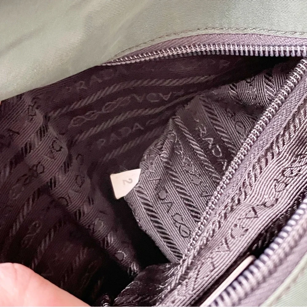❤️SOLD❤️Prada green Tessuto city triangle logo nylon zip tote bag vintage - Picture 11 of 12